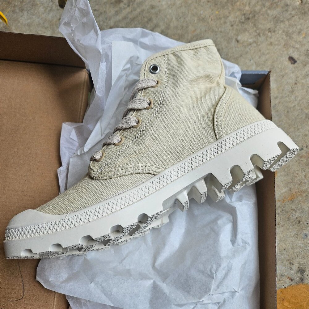 Pampa Hi V Palladium boots. Size 5. Color- varsity
